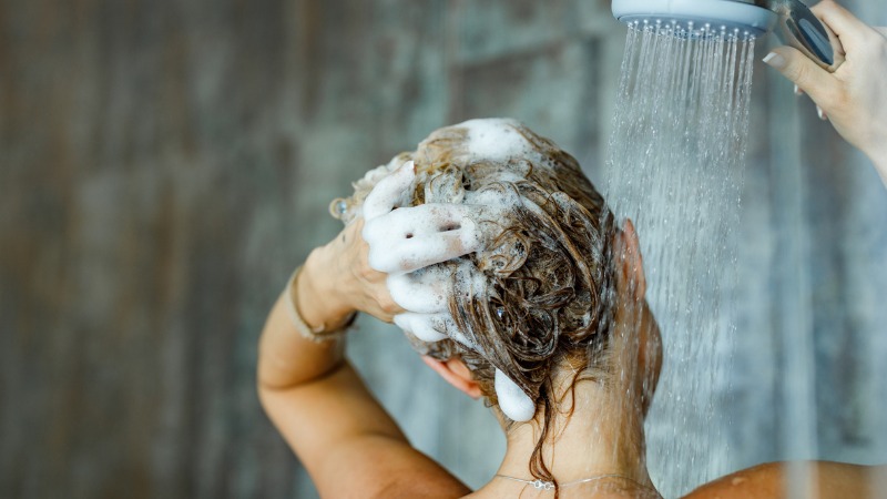 Een goede shampoo kiezen om je haar te wassen